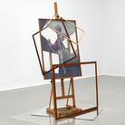 Giulio Paolini, L’Indifférent, 1992, Fotografia a colori incorniciata, cavalletto, cornici di legno, lastra di plexiglass trasparente, lastra di plexiglass specchiante, 180 x 130 x 230 cm