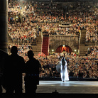 I volti dell’Opera. La grandiosità delle scenografie, i protagonisti dello spettacolo, il fascino discreto del backstage