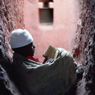 Un giovane diacono legge la Sacra Bibbia. Lalibela, Etiopia, 1997. © Kazuyoshi Nomachi
