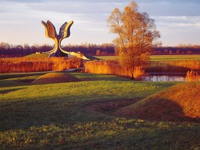 mostra Il fiore. Jasenovac Memorial Museum - Bogdan Bogdanovi?