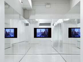 mostra Liam Gillick. In piedi in cima a un edificio: Film 2008-2019 / Standing on Top of a Building: Films 2008-2019 - Liam Gillick