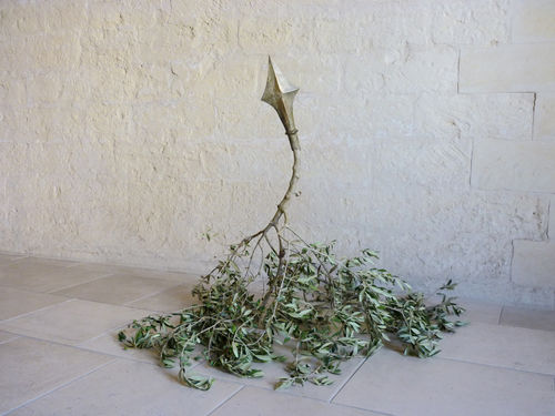 Luigi Massari, Time to prune I, scultura in ottone patinato montata su ramo d'ulivo, dimensioni variabili