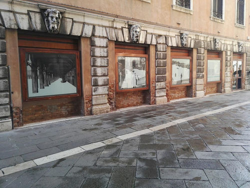 Vetrine accese. Gli artisti degli atelier in Piazza San Marco, Venezia