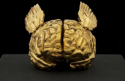  Jan Fabre, Golden Human Brain with Angel Wings, 2011. Nero Assoluto / bronzo silicato, oro 24 carati, granito Nero Assoluto, 28x30,5x26 cm.