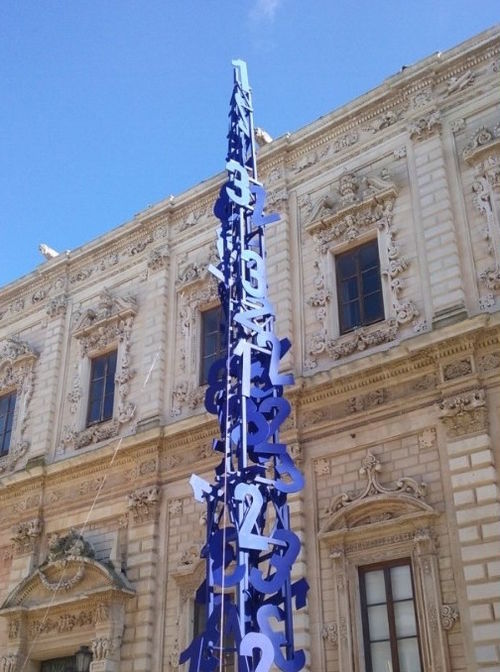 L'Albero della cuccagna di Mimmo Paladino in largo Santa Croce, Lecce