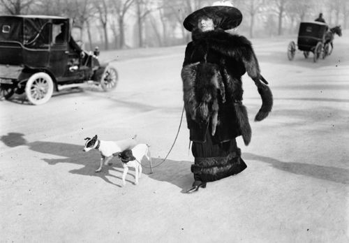 Jacques Henri Lartigue, <em>Anna la Pradvina, aussi appel&eacute;e "La femme aux renards"</em>, Avenue du Bois, Paris, 1911 | &copy; MInist&egrave;re dela Culture (France) / MAP-AAJHL<br />