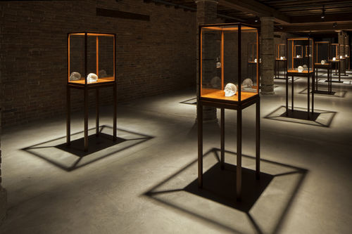 Sherrie Levine, <em>Crystal Skull</em>, 2010. Cast glass with glass vitrines&nbsp;&copy; Sherrie Levine, Installation view at Punta della Dogana, 2013. Ph:&nbsp;&copy; Palazzo Grassi, ORCH orsenigo_chemollo<br />