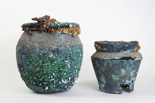 Olla per la bollitura degli alimenti (a sinistra) e situla per attingere l’acqua (a destra) con lapilli dell’eruzione del Vesuvio I sec. d.C., bronzo Pompei, olla dalla Casa di Lollius Synhodus (I 11,5)  e situla dalla Bottega del Garum (I 12,8) 