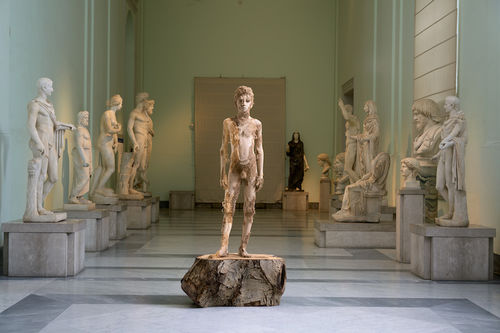 Aron Demetz, Senza titolo, 2018. Legno di noce, h. 190 cm. Veduta dell'installazione