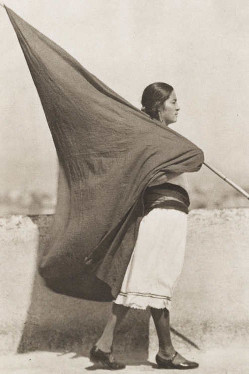 Tina Modotti, <em>Donna con bandiera</em>, 1927, Paladiotipo, stampato da Richard Benson nel 1976, 24.9 &times; 19.7 cm, The Museum of Modern Art, New York ​