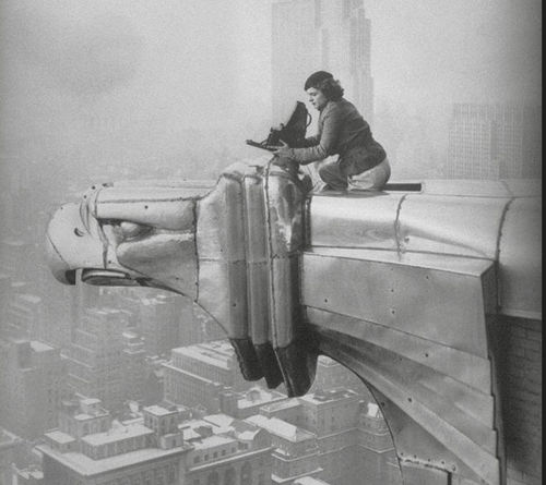 <span>Oscar Graubner, Margaret Bourke-White in cima al Chrysler Building. New York City, 1932 ca. Margaret Bourke-White/The LIFE Picture Collection.&nbsp;</span>Courtesy Estate of Margaret Bourke-White