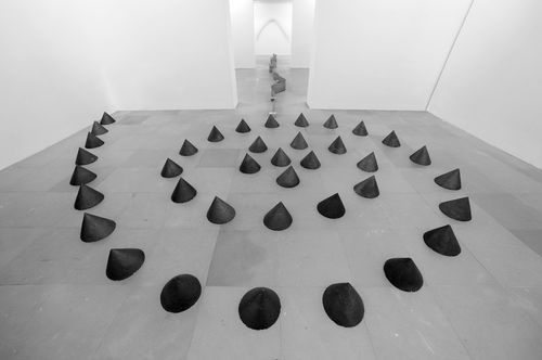 Paolo Icaro, Luogo punti eccentrici, 2007, cemento graﬁtato, dimensioni ambiente