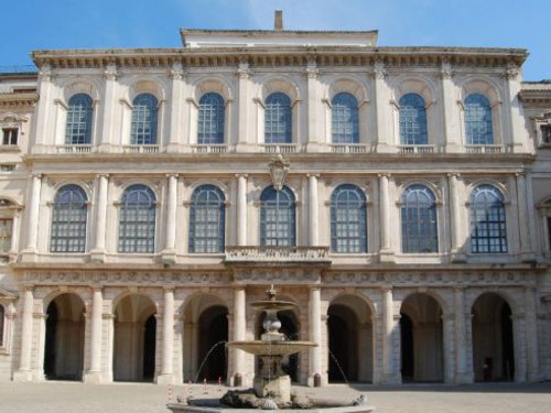 <em>Palazzo Barberini</em>, progetto di Carlo Maderno coadiuvato da Francesco Borromini, Il Palazzo ospita parte della Galleria Nazionale d'Arte Antica e l'Istituto Italiano di Numismatica. Si trova in via Quattro Fontane, nel centro storico, a circa 200 metri da Piazza Barberini