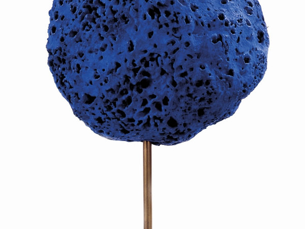 Yves Klein, Sculpture Éponge bleue sans titre,  (SE 263),1960. Collezione Giancarlo e Danna Olgiati, Lugano ©Succession Yves Klein / 2024, ProLitteris, Zürich