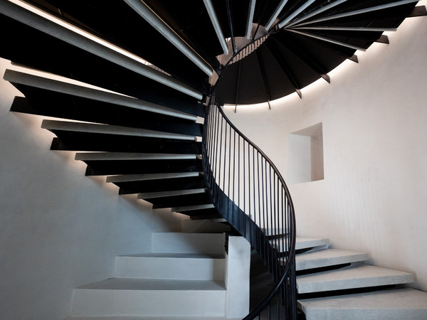 Carsten Höller, Venice Inclined Oval Staircase, installation view I Ph. Massimo Pistore. Courtesy Berggruen Arts & Culture