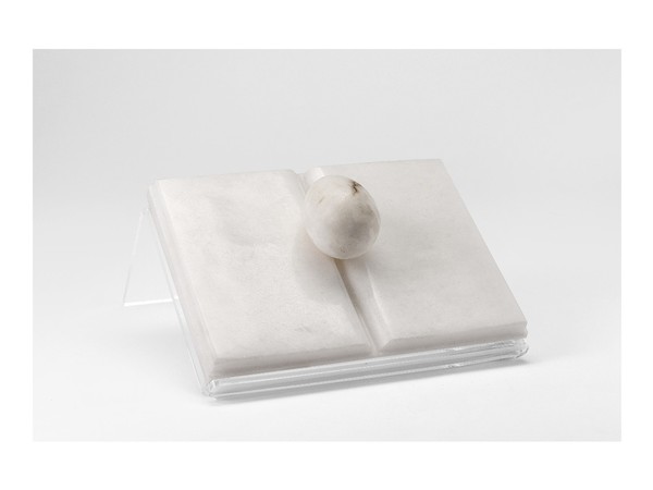 Mirella Bentivoglio, Libro con uovo, 1987, marmo, 15x20x6 cm. Courtesy Osart Gallery, Repetto Gallery