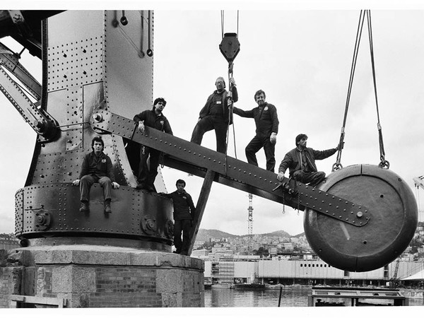 Gianni Berengo Gardin, Genova 1988. Operai presso il porto, © Gianni Berengo Gardin / Courtesy Fondazione Forma per la fotografia, Milano