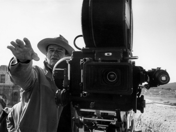 John Wayne mentre dirige una scena del film The Alamo – La battaglia di Alamo, Texas, USA, 1959  