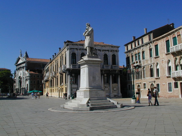 Intorno a Piazza San Marco tra shopping e arte