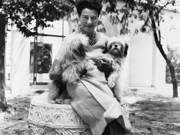 Peggy Guggenheim nel giardino di Palazzo Venier dei Leoni, Venezia, anni '50. Courtesy of Archives and National Archives of Canada I Ph Roloff Beny