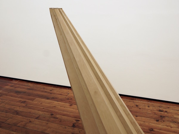 Richard Wilson, <em>Direct Debit Sculpture</em>, 2018, Carta di debito in plastica, compensato, 56 x 53 x 130 cm | Courtesy of l'artista e Galleria Fumagalli, Milano