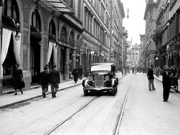 Giugno 1934, Via Calzaiuoli. Una grossa berlina dalle linee molto moderne transita nella centrale via Calzaiuoli<br /><br />