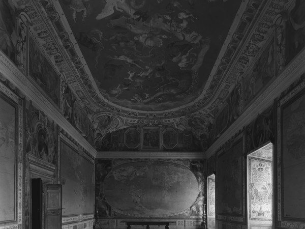 Hiroshi Sugimoto, Map Room at Villa Farnese, 2016, stampa in gelatina d'argento, 149x119,4 cm. (senza cornice), 185x155 cm. (con cornice)