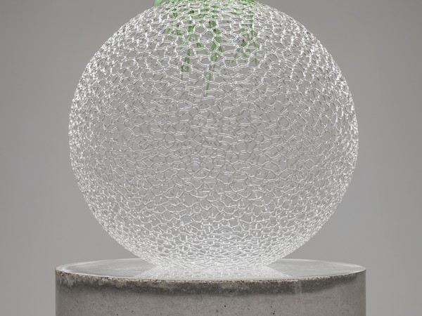 Kelly Akashi, Cosmic axis , 2022 - 2023. Flame - worked borosilicate on rotating cast concrete pedestal, 195,6 x 55,9 x 55,9 cm. Courtesy of the artist and Lisson Gallery I Ph. Pierre Le Hors