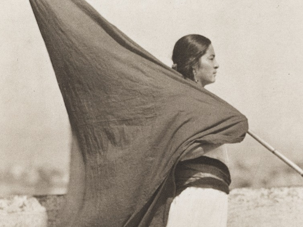 Tina Modotti, <em>Donna con bandiera</em>, 1927, Paladiotipo, stampato da Richard Benson nel 1976, 24.9 × 19.7 cm, The Museum of Modern Art, New York ​