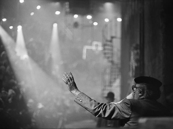 Jacques Henri Lartigue, Federico Fellini sul set di La città delle donne, Roma,1979