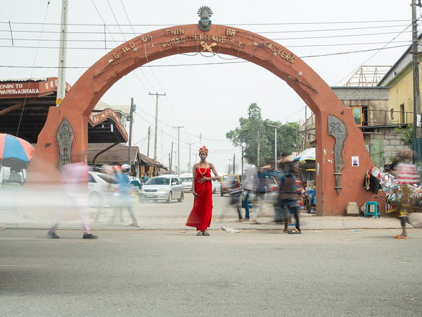 Omoregie Osakpolor, Ingresso di Igun Street: Omaggio alla storia, al presente e al futuro di Benin, Nigeria, Benin City, 2024, realizzato per conto del Museo Rietberg