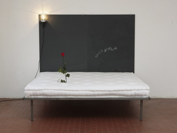Pier Paolo Calzolari, Senza titolo, 1972-75, letto, lavagna, lampada, rosa, 160 x 180 x 190 cm. Edizioni Multipli - Torino, 15 ex. 