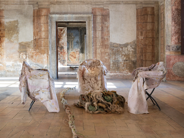 Caterina Sammartino, Talee , 2024, performance, 20’’. Installation view, Palazzo Rospigliosi, Zagarolo (RM), 2024