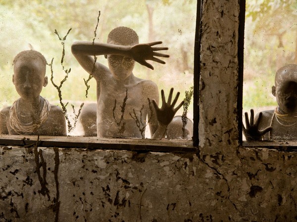 Steve McCurry, Bambini della tribù Kara che guardano attraverso le finestre, Omo Valley, Ethiopia, 2013