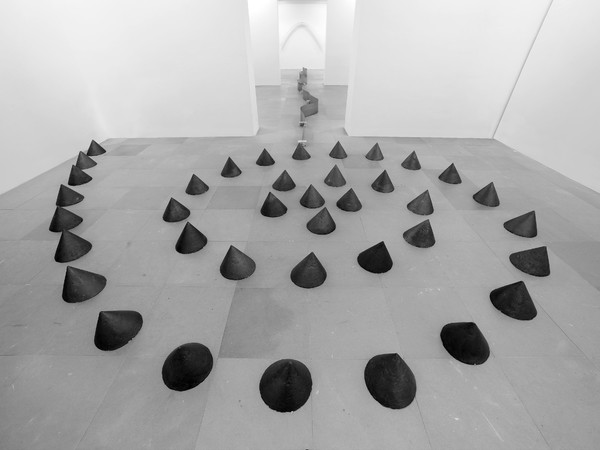 Paolo Icaro, Luogo punti eccentrici, 2007, cemento graﬁtato, dimensioni ambiente