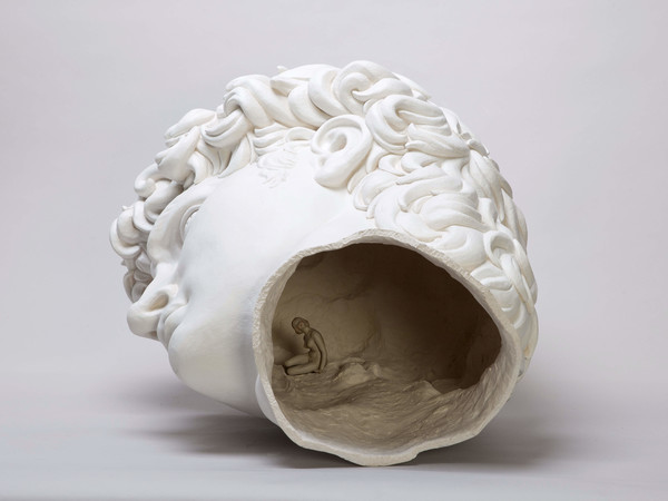 Andrea Salvatori, Testone, 2016, Ceramica e porcellana, 60 x 70 x 80 cm | Courtesy of Andrea Salvatori