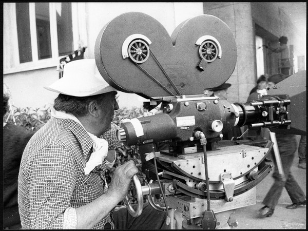 Davide Minghini, Federico Fellini sul set del film Amarcord. Roma, Cinecittà, 1973